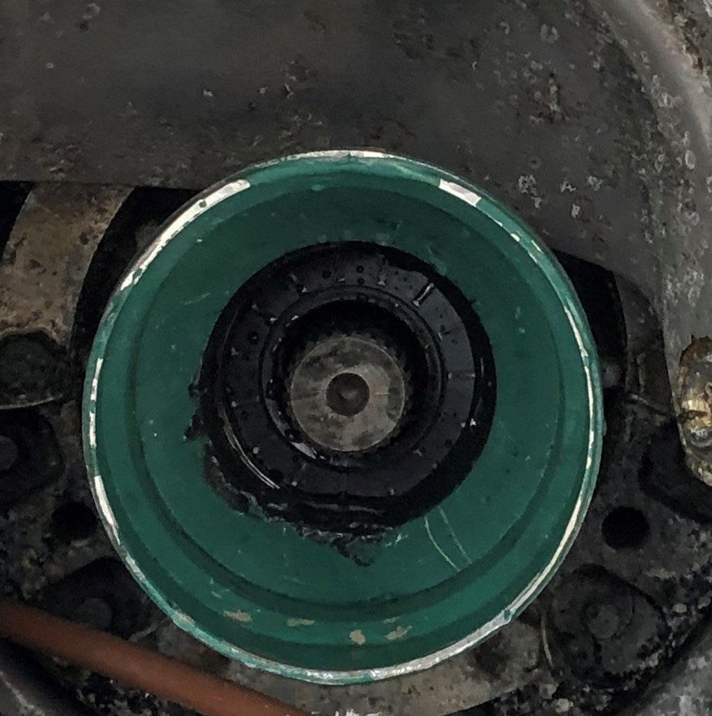 Svänghjulskåpa och primäraxel - närbild.jpg