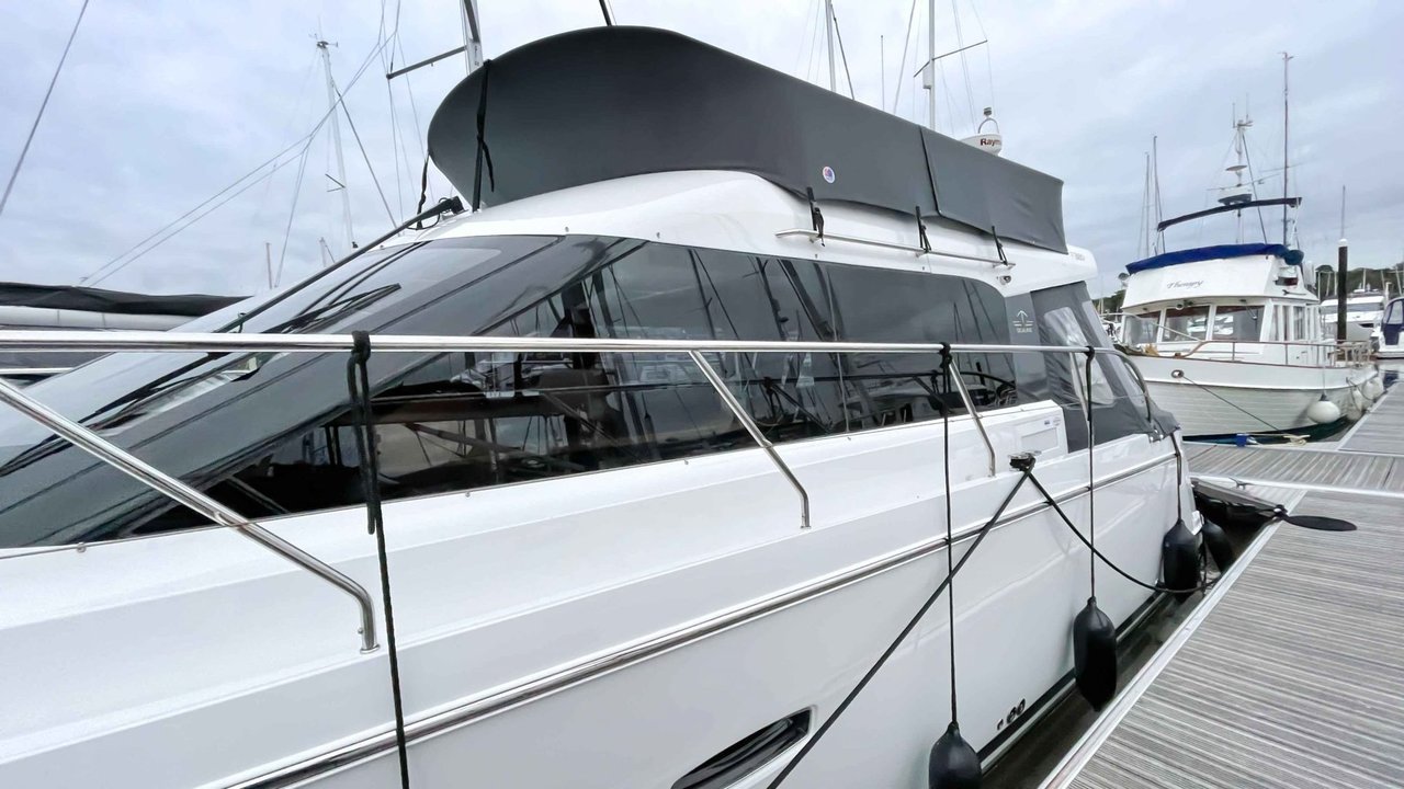 Sealine-F380-LR-4-scaled_flybridgecover.thumb.jpg.f4c2720801f4714f22584fe1be6a0a59.jpg