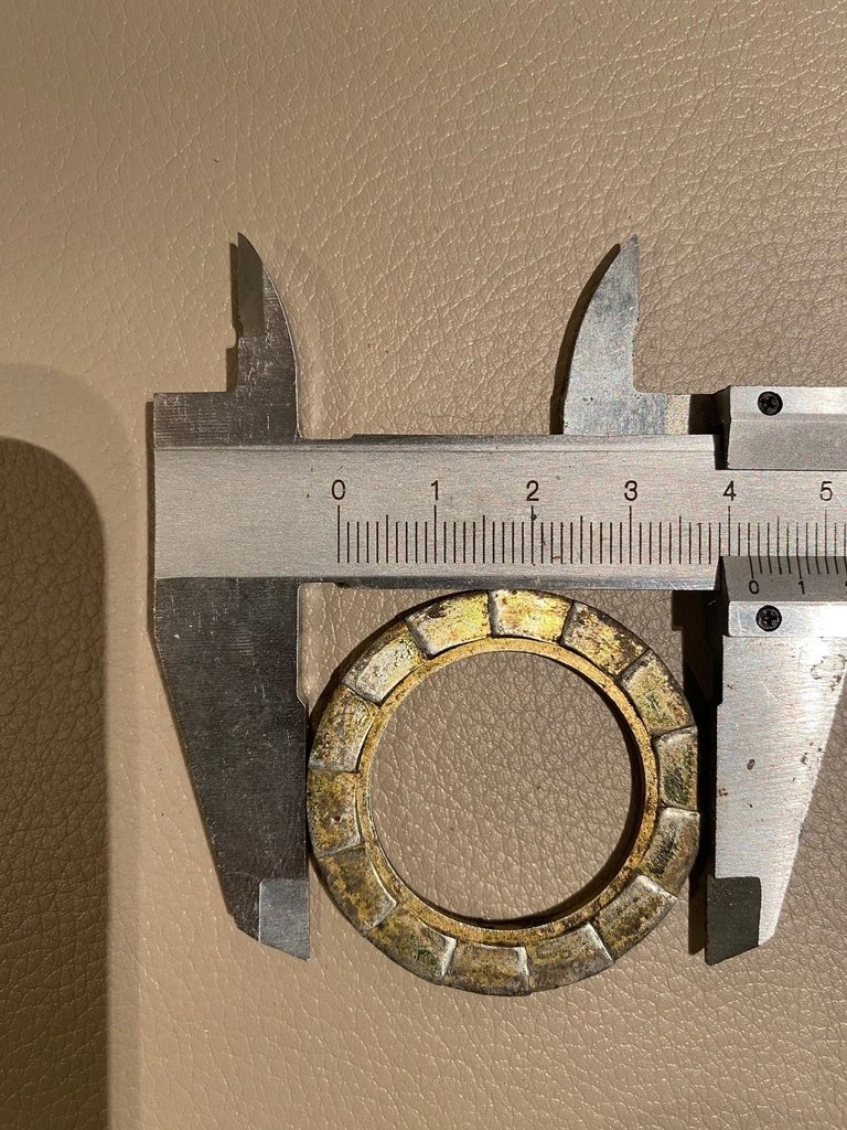 Bladig sida bricka samt skjutmått.jpg